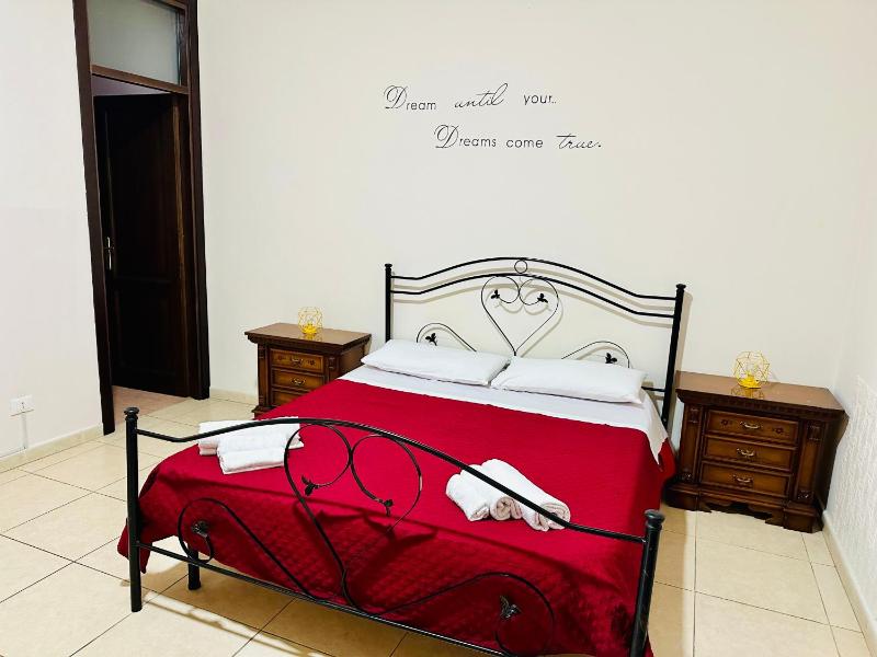 Цены на Maya Palace Real Rooms Palermo centre close to Cathedral в Палермо
