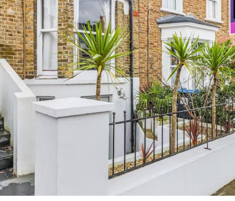 Цены на Stunning, stylish garden flat in the heart of Wimbledon в Лондоне