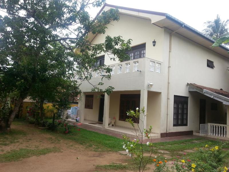 Mallika Guest House — отель с удобным расположением в Хиккадува