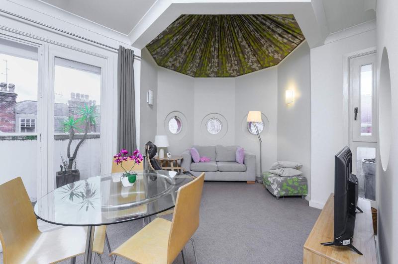 The Aristocrat - Fitzrovia - by Frankie Says — отель с удобным расположением в Лондоне