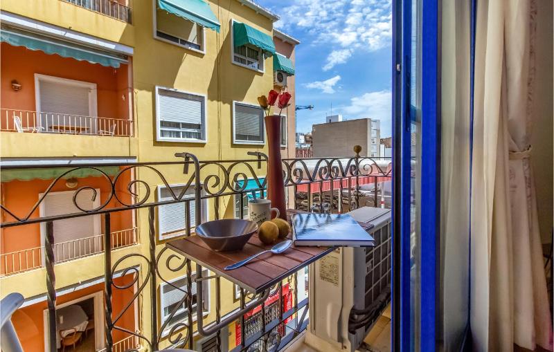 2 Bedroom Cozy Apartment In Alicante — отель с удобным расположением в Аликанте
