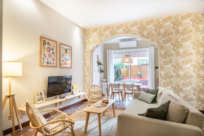 Spacious & sunny Apt with terrace in the city center — комфортный отель в Барселоне