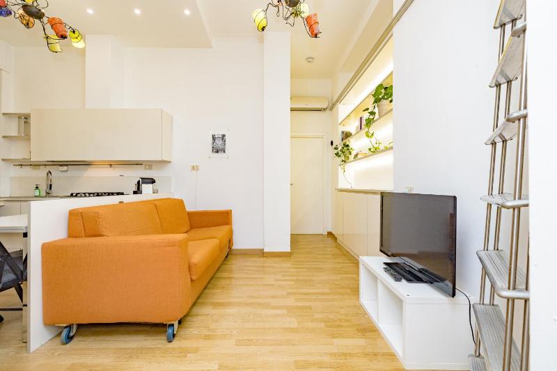 Minimal apartment near Bocconi University — комфортный отель в Милане