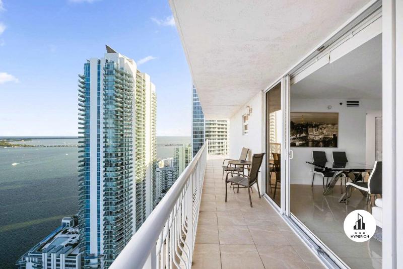 BnB Hyperion - Luxe 3B Condo w City & Ocean Views — отель с удобствами в Майами