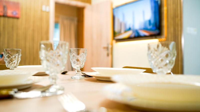 Newly Renovated One Bed Apartment D2-1215 — отель в Дубае, Объединенные Арабские Эмираты