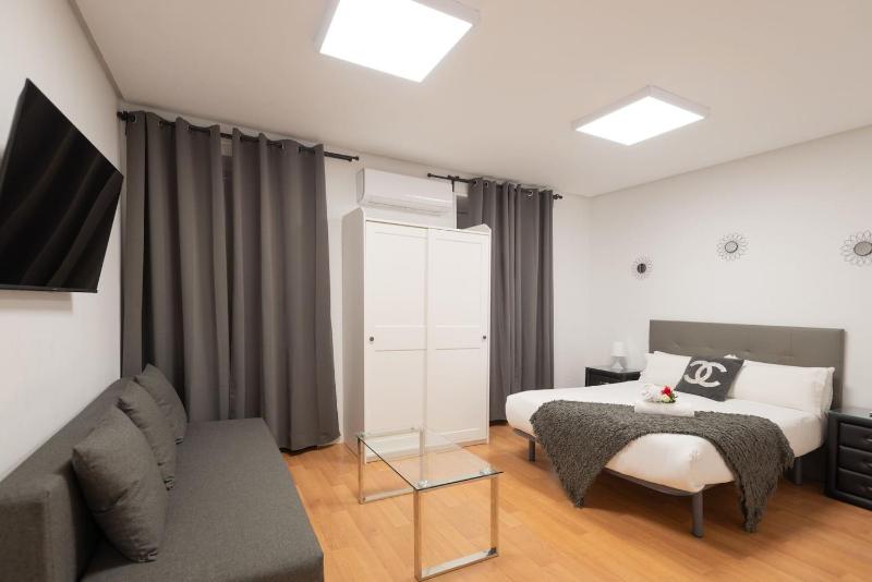 Apartamentos Day Madrid SANTO DOMINGO Centro Gran Via Sol Malasana — отель с удобным расположением в Мадриде