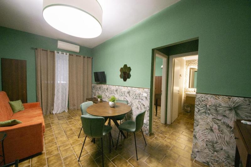 Flowers House casa vacanza — отель с удобным расположением в Неаполе