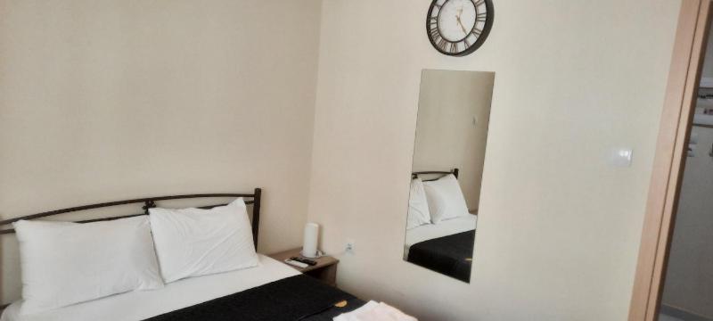 Livia's Room To Ampelokipi metro Airport line — отель в Афины, Греция