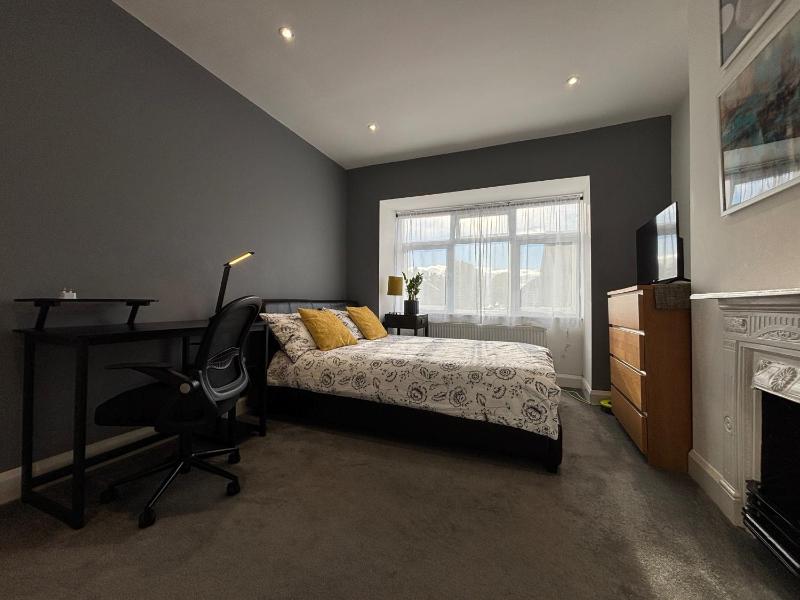 Цены на Entire house floor perfect for couples & freelancers - available for single too в Лондоне