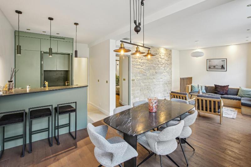 Цены на Luxury in the heart of St Germain A/C 3 BR outdoor в Париже