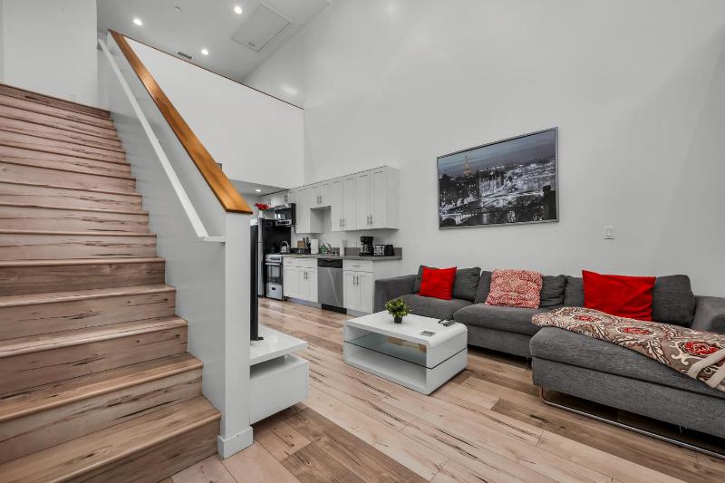 Цены на New 1 Bedroom Loft with View of Hollywood Sign в Лос-Анджелесе