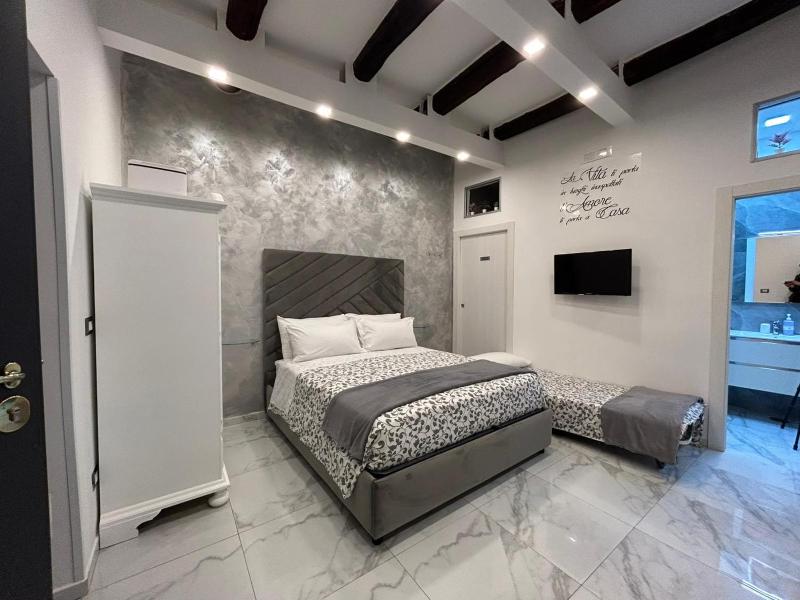 Casa Tolentino al centro di Napoli — комфортный отель в Неаполе