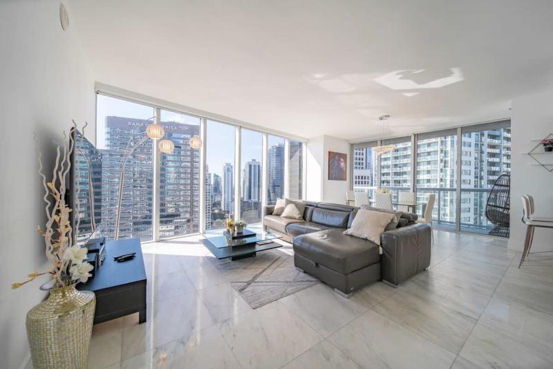 Luxury Ocean View 2BR Corner Unit at W residence — комфортный отель в Майами