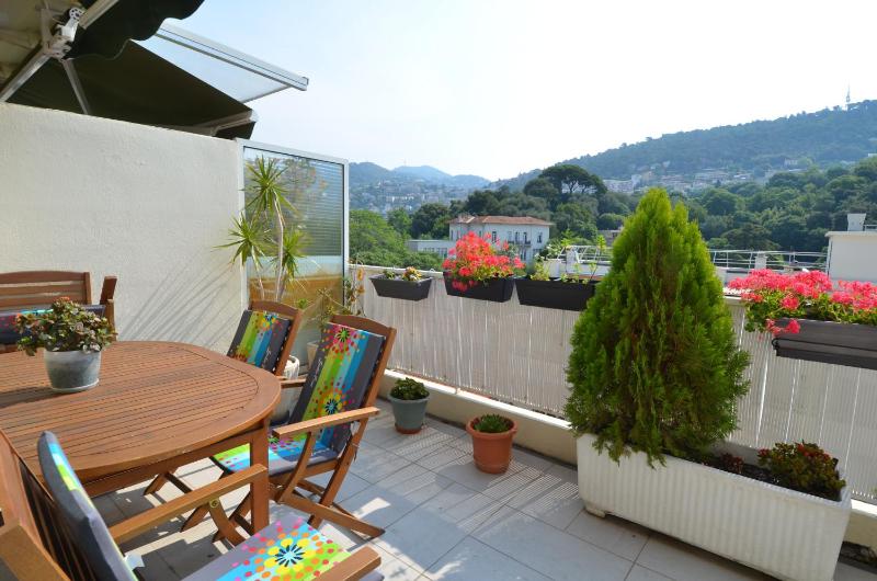 PHOENIX - Appartement 4 personnes avec superbe terrasse, clim et parking le port de Nice — забронировать отель в Николь
