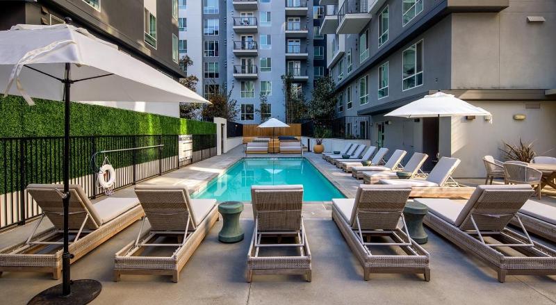 DTLA Luxury Condo with Pool, Gym, Work Pods & Conference Room — забронировать отель в Лос-Анджелесе