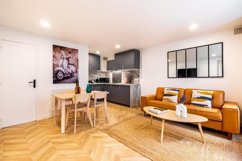 Bel appartement parisien — отель с удобным расположением в Париже