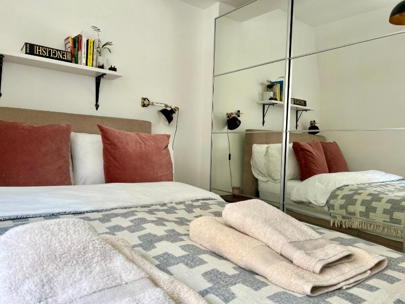 Flat in Victorian West Kensington Mansion — забронировать отель в Лондоне