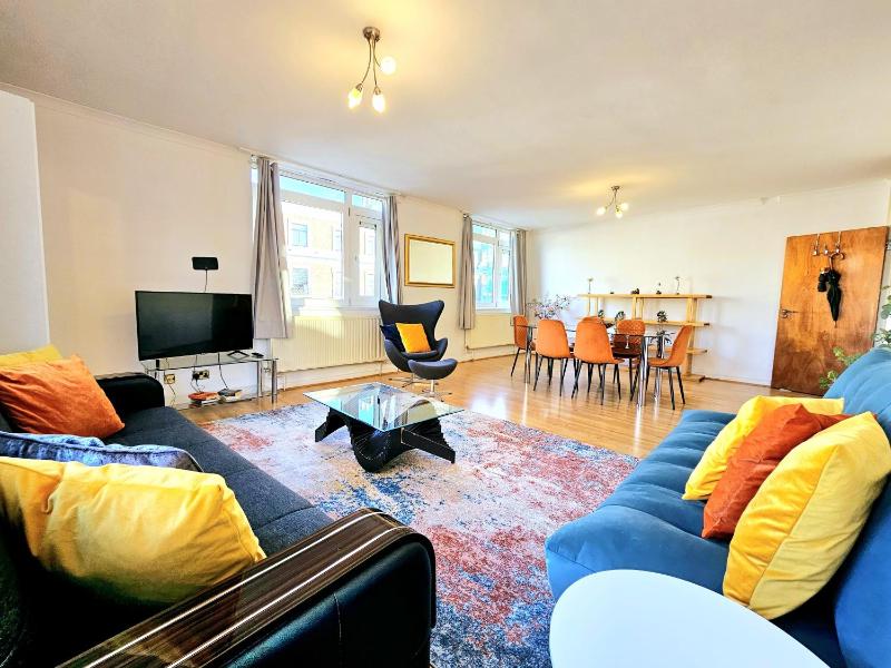 Bright & Spacious Home in Building with Lift, right next to Bayswater Station - Walk to Kensington Palace, Hyde Park, Little Venice & Notting Hill — забронировать отель в Лондоне