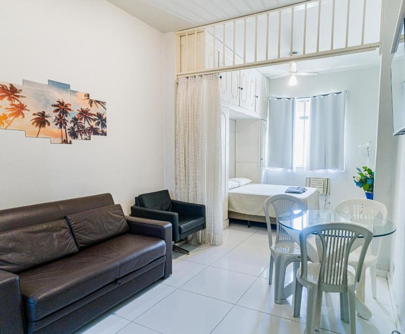 Studio completo na praia de Copacabana com ar, wifi, netflix, ate 4 pessoas, FUNDOS CLARO E SILENCIOSO, pauloangerami PJ135 — отель с удобствами в Рио