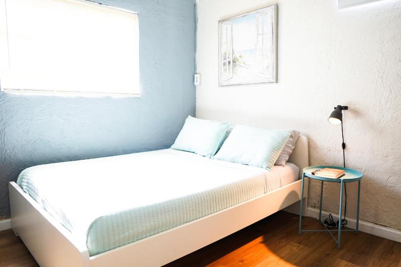 Tropical Cottage in Prime Airport Area — забронировать отель в Майами