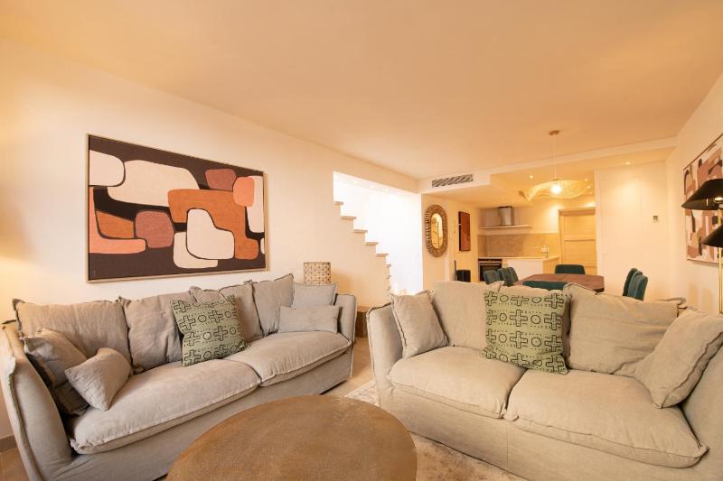 Pick A Flat's Townhouse in Saint-Tropez - Rue du Portail Neuf — комфортный отель в Сент-Тропезе