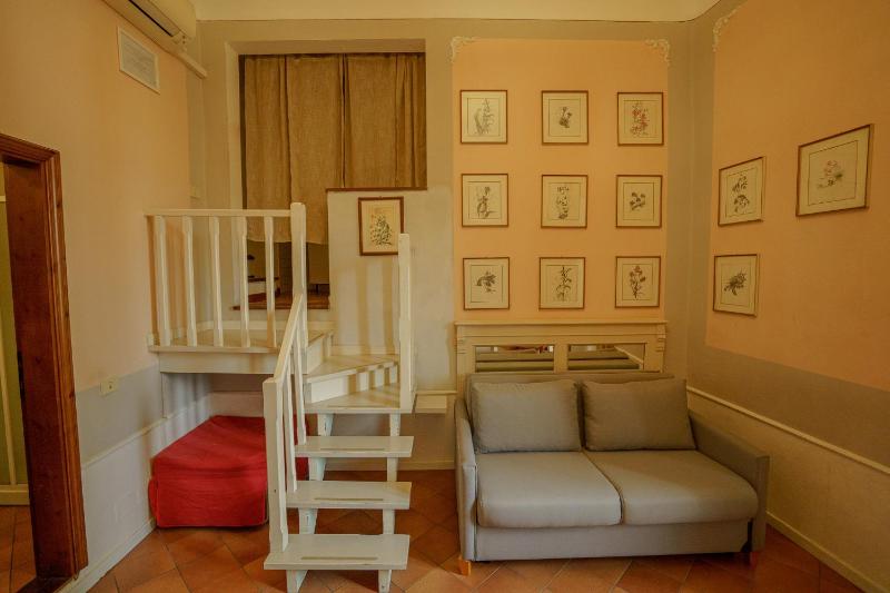 Tranquil Suite Near Museums and Train Station — комфортный отель в Флоренции
