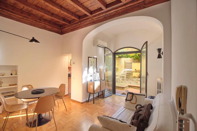 Enchanting Apartment with Patio, Lungarno Firenze — отель в Флоренции, Италия