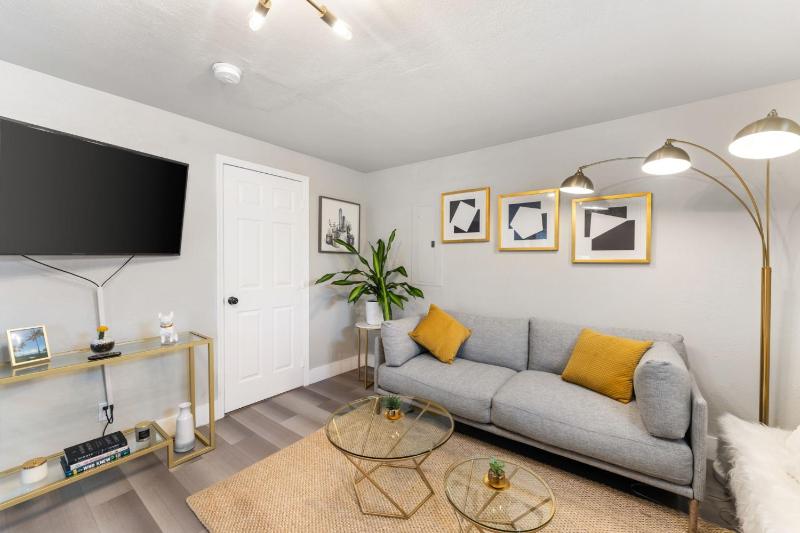 Stylish 2BR Miami Home with Gated Parking & Patio — комфортный отель в Майами