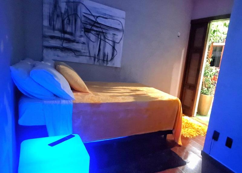 Charmosa cobertura em Ipanema na quadra da praia de quarto, sala, terraco e sauna — отель с удобствами в Рио