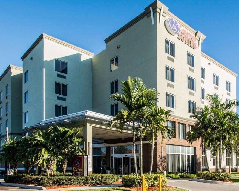 Comfort Suites Miami Airport North — отель с удобствами в Майами