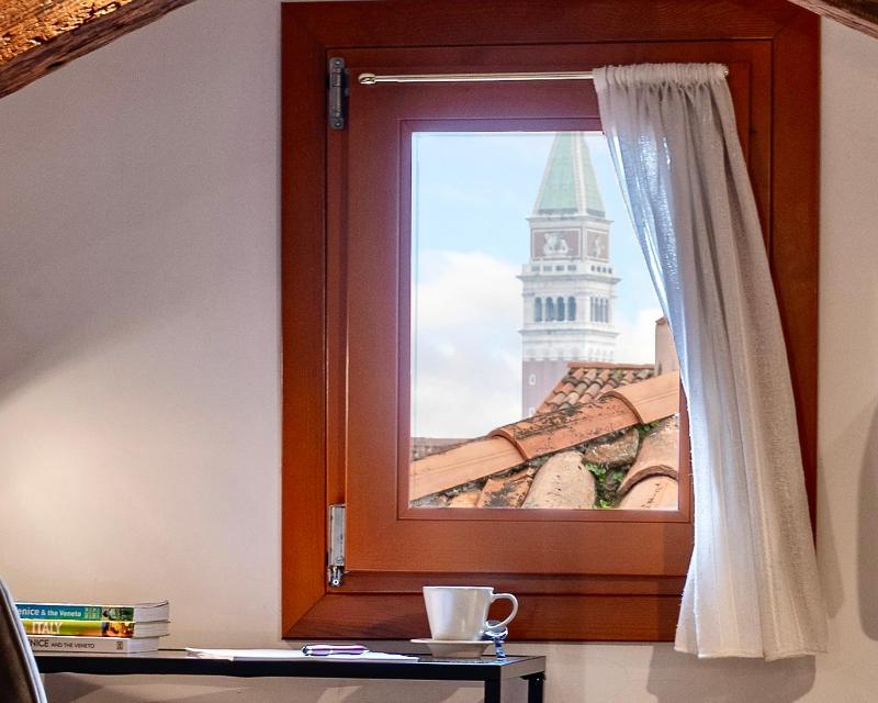 Glass House - Loft 2 minutes to Rialto Bridge & View — отель с удобствами в Венеции