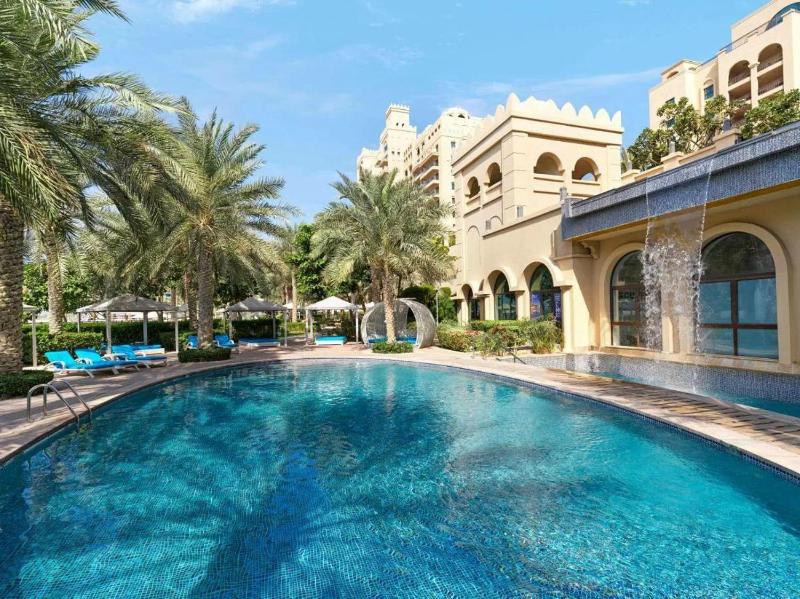 Fairmont North Residence With Private Beach Access — отель с удобным расположением в Дубае