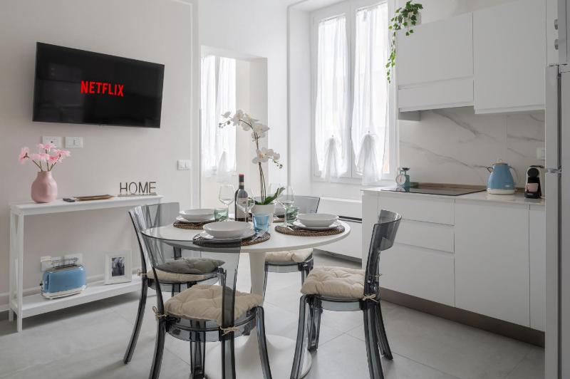 Цены на Via Ponte alle Mosse, 19 - Florence Charming Apartments - A chic, newly renovated apartment near Tram Leopolda, a few min from downtown в Флоренции