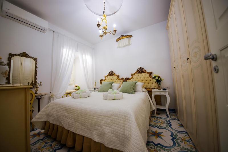 Giallo Napoletano Home — комфортный отель в Неаполе