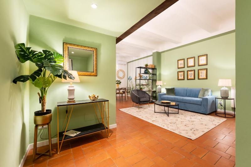 Via Palazzuolo 87 - Florence Charming Apartments - Newly Renovated Elegance and Style Near Station — отель с удобным расположением в Флоренции