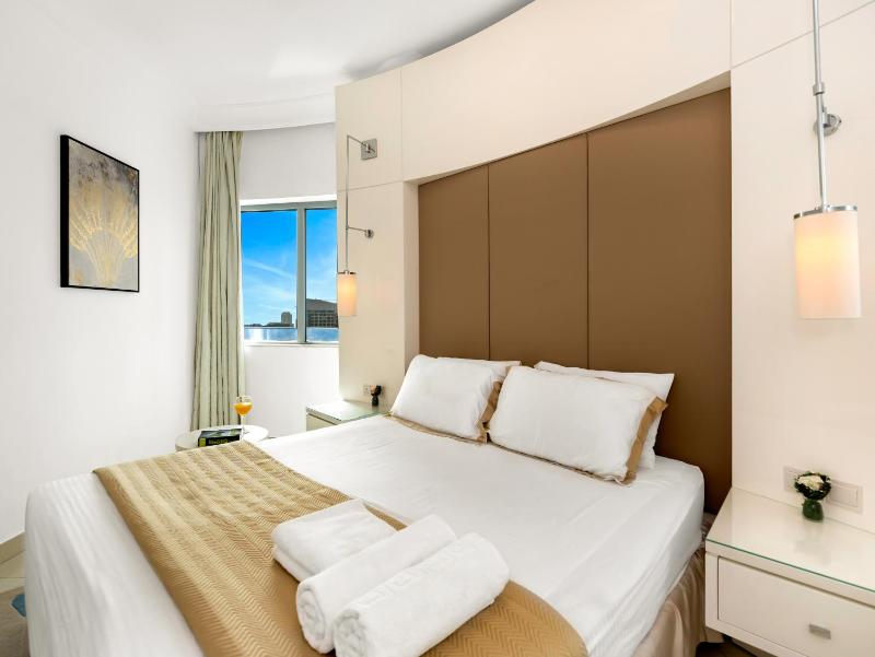 Luxury 1br Burj Khalifa view — отель с удобствами в Дубае