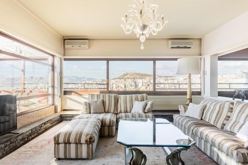 Exclusive Spacious Apartment with Expansive City Views - ST8 — забронировать отель в Афины