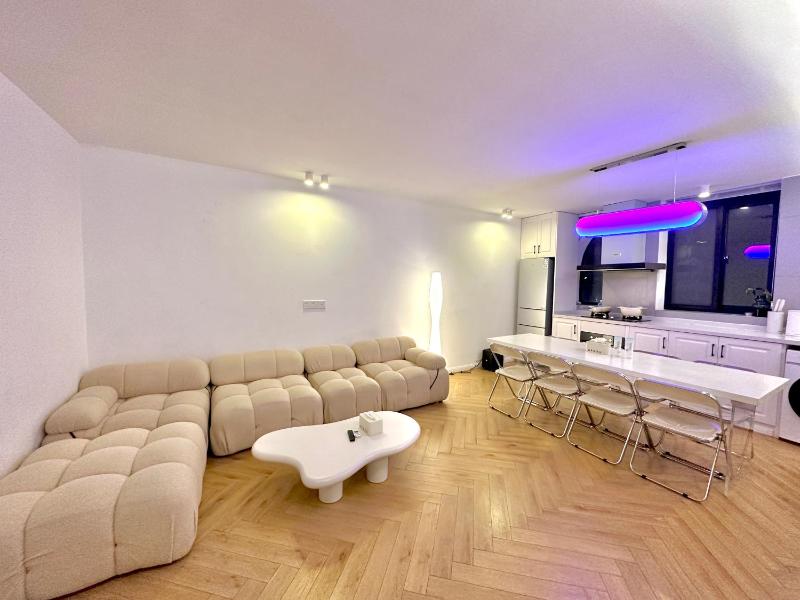 ZHome-Three floors 4 bedrooms - near Nanjing Road — забронировать отель в Шанхае