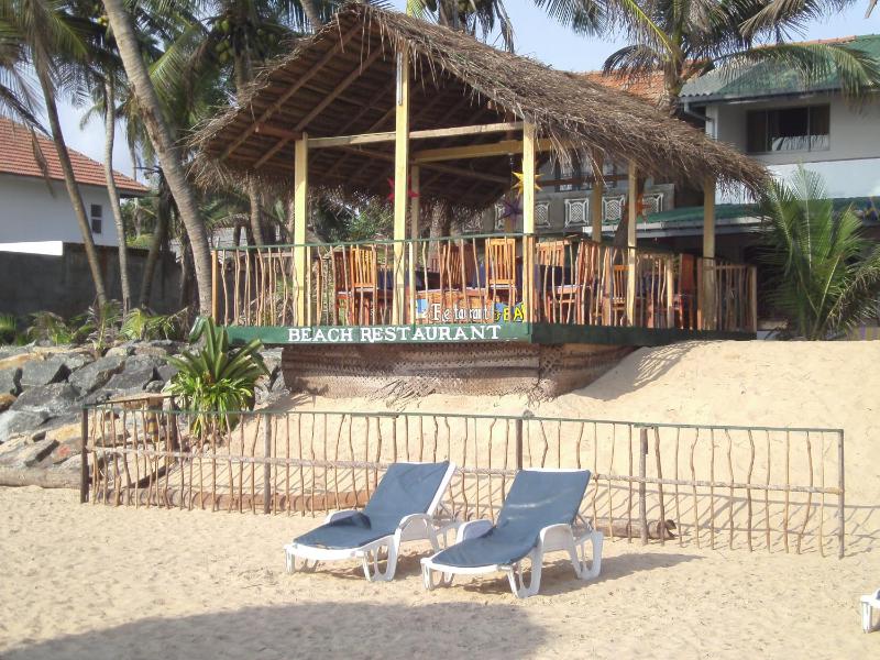 Whitepearl Beach — отель с удобным расположением в Хиккадува