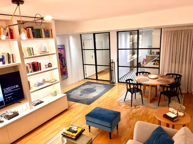 Luxury 2 bedroom 2 bathroom flat in Kolonaki ! — отель с удобным расположением в Афины