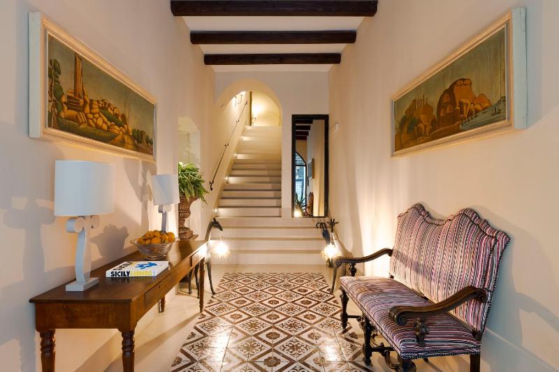 Palazzo Arone dei Baroni di Valentino — отель с удобным расположением в Палермо