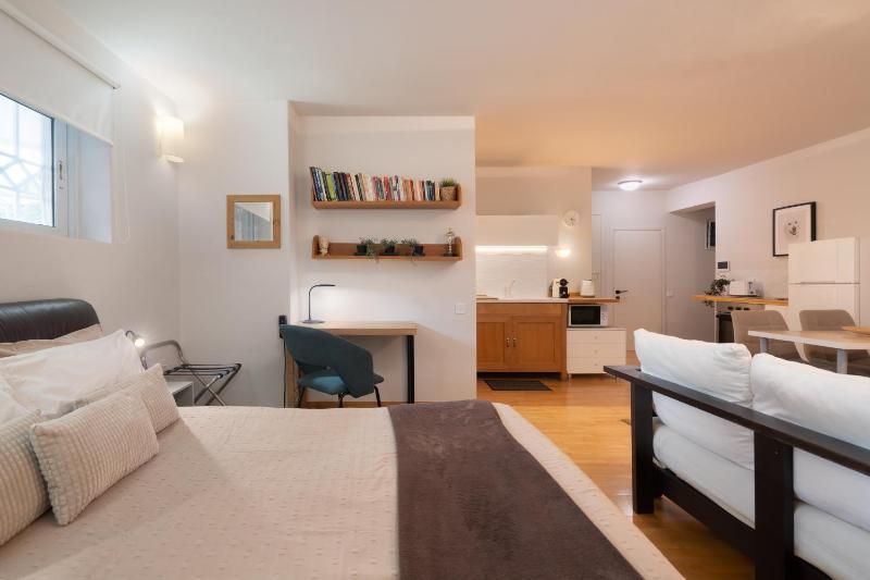 Цены на Bright, Cosy Studio close to Glyfada Beach & Center в Афины