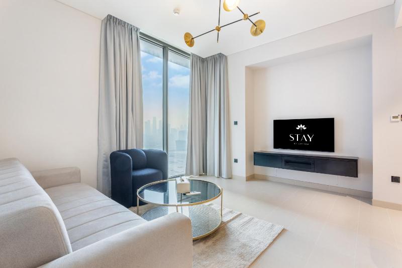 STAY BY LATINEM Luxury 2BR Holiday Home CVR B2907 near Burj Khalifa — отель с удобным расположением в Дубае