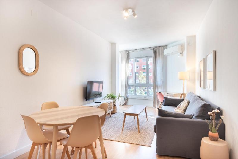 Comfortable Apt for groups next to Sagrada Familia — забронировать отель в Барселоне