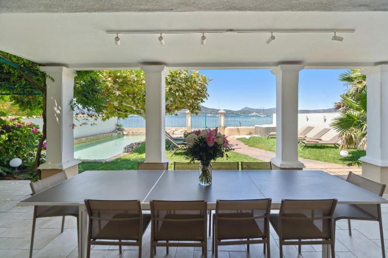 Villa La Desirade - LES PIEDS DANS L'EAU - PLAGE LA BOUILLABAISSE - ST TROPEZ - 14 PERSONNES — забронировать отель в Сент-Тропезе