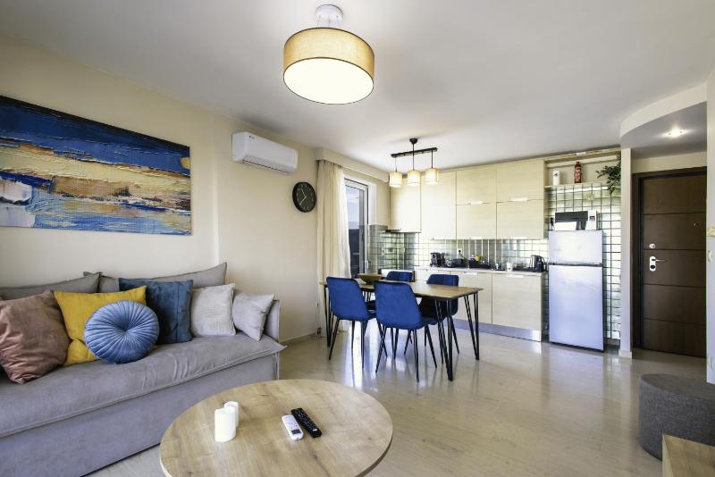 Цены на Lis153 by Smart Cozy Suites - Top Floors with Amazing City View - Available 24hr в Афины
