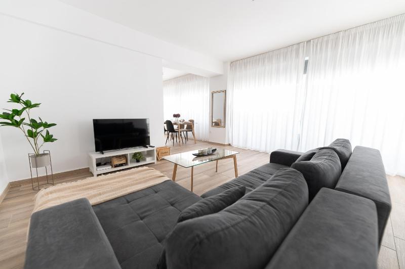 Stylish spacious apartment in Palaio Faliro (C1) — забронировать отель в Афины