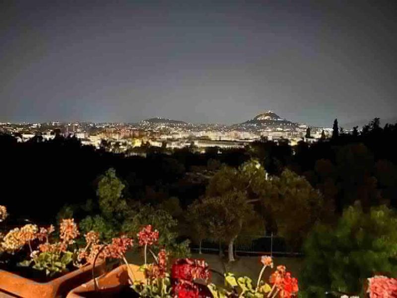 Unique sunlit house overlooking the Acropolis — отель с удобствами в Афины