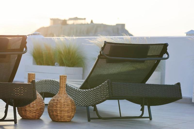 Ma Maison Acropolis Mansion, Penthouse Suite No7 with exclusive roof garden, Ultra High Speed Internet 500 Mbps, 500 meters from Acropolis — отель с удобствами в Афины