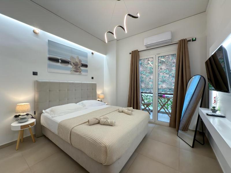 'E Oraia ton Athenon' A Lux & Cozy Apt in Athens — отель с удобствами в Афины